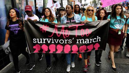 Mujeres víctimas de acoso sexual durante la marcha #metoo (yo también) en Hollywood.