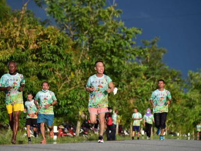 In this photo taken on May 22, 2022, participants take part in a day of fitness activities organised to promote healthy lifestyles, in the southern Thai province of Narathiwat. (Photo by Madaree TOHLALA / AFP)