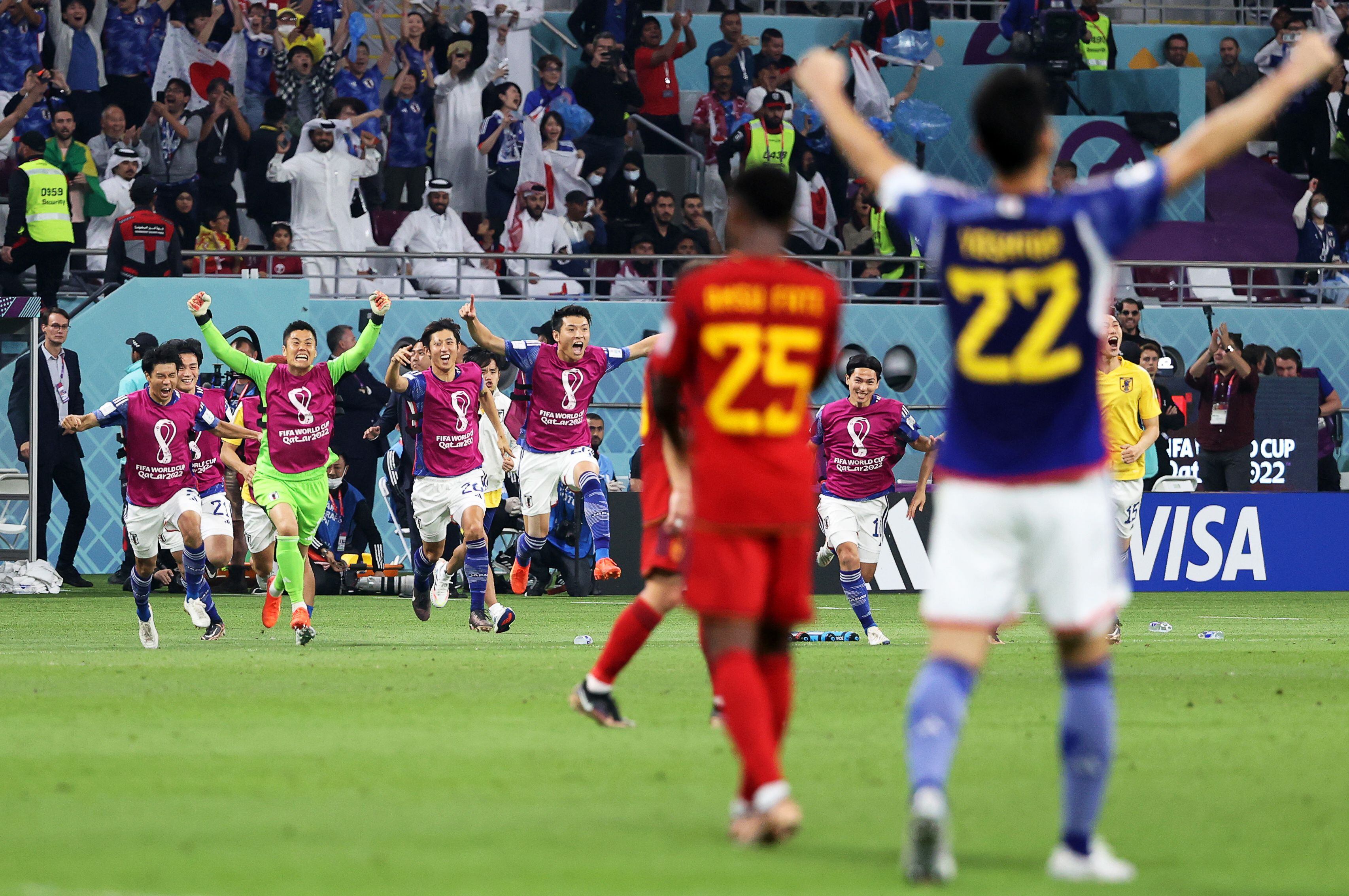 Los jugadores de Japón celebran el pase a los octavos de final del Mundial como primeros de grupo tras vencer al conjunto de Luis Enrique. 