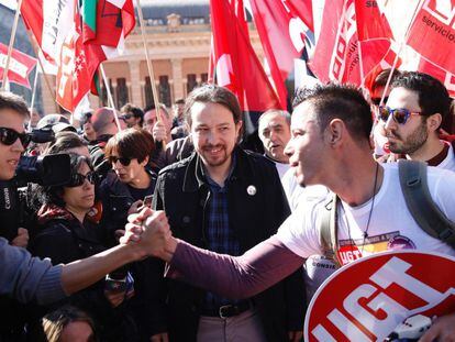 Pablo Iglesias junto a los trabajadores de Ferrovial antes de la manifestaci&oacute;n del 1 de mayo en Atocha. 