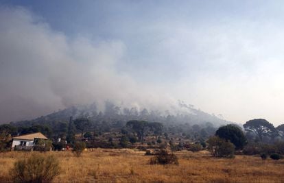 Uno de los frentes en el incendio en Valdemaqueda y Robledo.