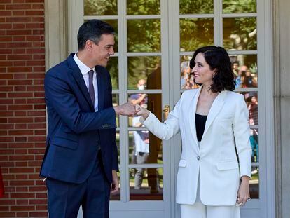 El presidente del Gobierno, Pedro Sánchez, recibe a la presidenta de la Comunidad de Madrid, Isabel Díaz Ayuso, a 9 de julio de 2021.