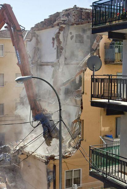 Una grúa desmonta el edificio que amenazaba ruina en Collado Villalba.