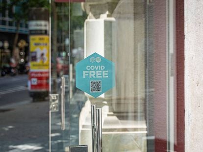 Un comerç del passeig de Gràcia amb segell “Covid free” a les portes d'accés.