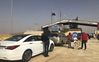 Cola de vehículos para atravesar el sector jordano de la frontera hacia Siria. 