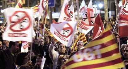 Decenas de miles de personas se han manifestado en el centro de Barcelona contra los recortes en una movilización convocada por los principales sindicatos en el marco de la jornada de huelga general convocada en toda España.