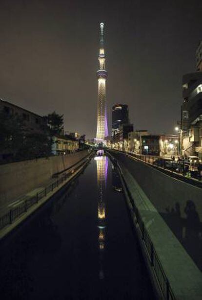 Vista nocturna de la torre de comunicaciones más alta del mundo, la Tokyo Skytree, en Tokio, Japón. EFE/Archivo