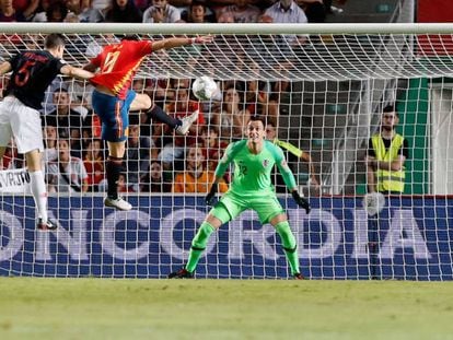 Saúl remata para hacer el primer gol de España.