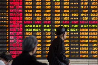 Panel con las cotizaciones de las empresas de la Bolsa de Shanghái