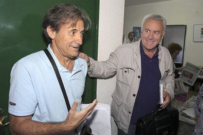 Cayo Lara (a la derecha), con el coordinador general de IU en Extremadura, Pedro Escobar, ayer en Mérida.