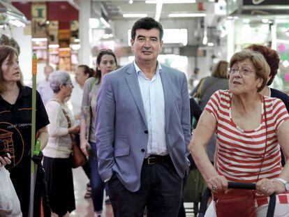 Fernando Giner, candidato de Ciudadanos en el mercado del Cabanyal.