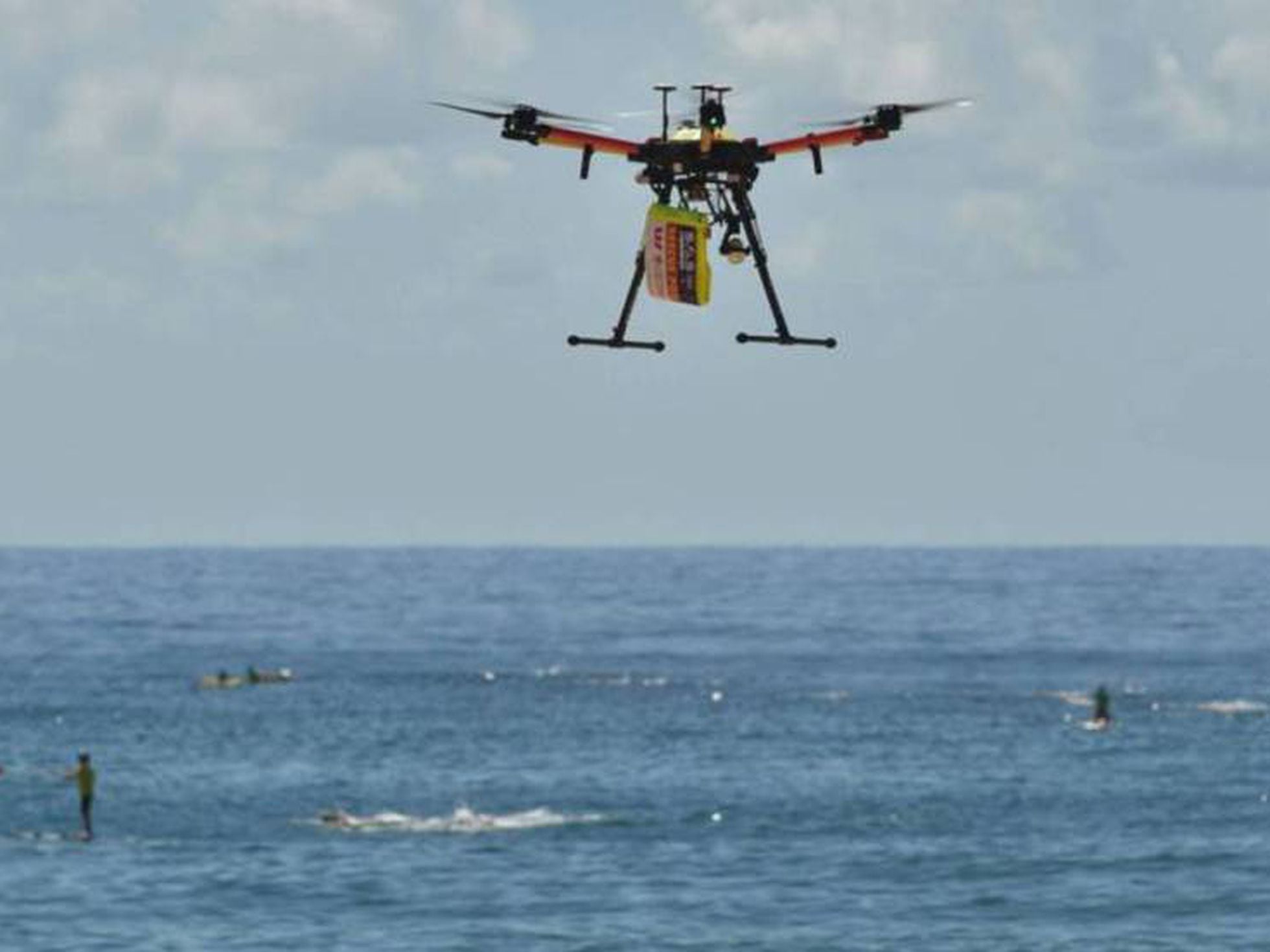 Captan cómo dron salva a adolescente de morir ahogado 