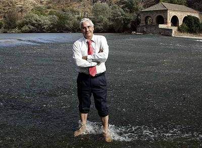 José María Barreda, presidente de Castilla-La Mancha, en el río Tajo, en octubre de 2006.