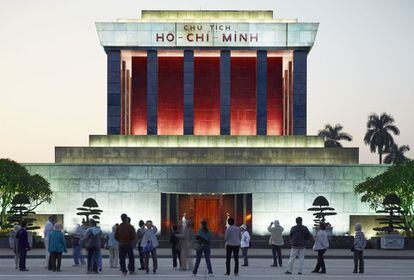 Turistas ante el mausoleo de Ho Chi Minh, en Hanoi (Vietnam).