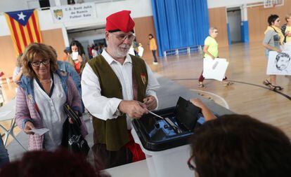 En Sant Julià de Ramis se ha recreado el referéndum de independencia del pasado 1 de octubre. En la imagen, varias personas depositan su voto simbólico.