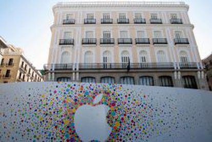 Un cartel anuncia la inminente apertura de la tienda de Apple en la Puerta del Sol en Madrid.