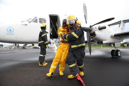 El Servicio Aéreo Humanitario de Naciones Unidas (UNHAS), gestionado por WFP, la misión de MONUSCO y los servicios médicos del aeropuerto de Goma realizan un simulacro de servicios de rescate en emergencias. 
