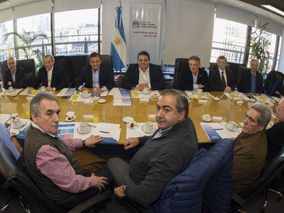 La c&uacute;pula de la CGT reunida con miembros del gabinete de Macri en el Ministerio de Trabajo, el  2 de septiembre.