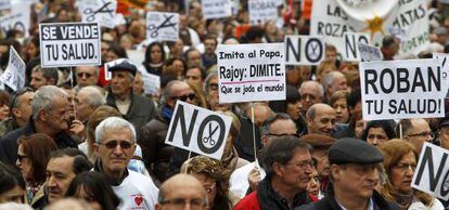 Marea blanca por el centro de Madrid contra la privatización, el pasado febrero.