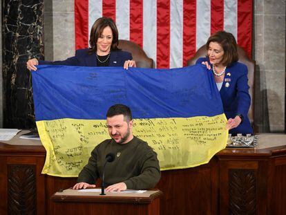 Volodímir Zelenski se dirige al Congreso tras entregar una bandera de Ucrania firmada por soldados a la vicepresidenta Kamala Harris y a Nancy Pelosi.