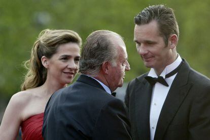 El Rey conversa con Iñaki Urdangarin en presencia de la infanta Cristina, en un acto público celebrado en Barcelona en 2006.