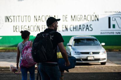 Migrantes cubanos a la entrada de la estación migratoria Siglo XXI, Tapachula, Chiapas.