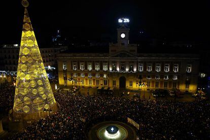 El reloj de la Puerta del Sol de Madrid da la bienvenida al nuevo año.