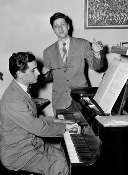 Leonard Bernstein, al piano, y Lukas Foss, durante un ensayo en 1944.