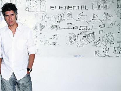 El arquitecto Alejandro, en su estudio ELEMENTAL, Pritzker 2016.