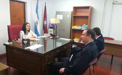 Gustavo Zanchetta, en primer plano, con su abogado y la jueza de la Sala II del Tribunal de Juicio de Orán, María Laura Toledo Zamora.