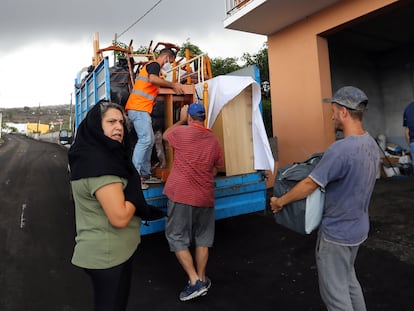 Una familia de la localidad de La Laguna recoge sus enseres, este martes.