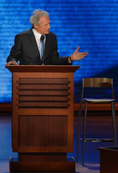 Clint Eastwood se dirige a la silla en una conversación ficticia con Obama durante la convención republicana.