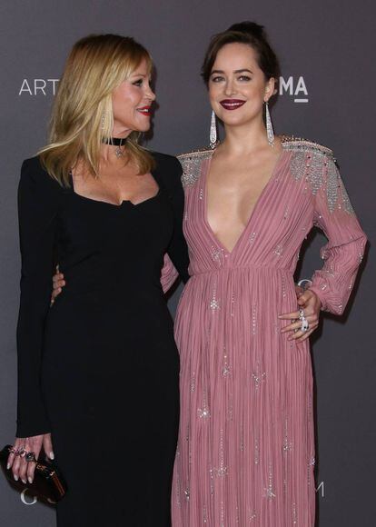 Melanie Griffith y Dakota Johnson en una gala benéfica en Los Ángeles (California), en noviembre de 2017