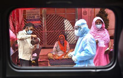 Una mujer con síntomas de covid recibe oxígeno en un santuario sij en Nueva Delhi.