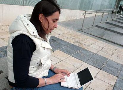 Rosa Jiménez con su Asus.