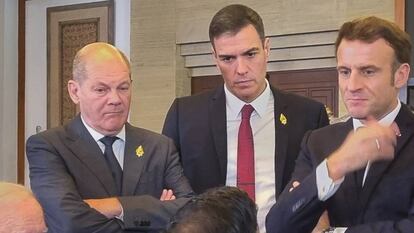 De pie y de izquierda a derecha, el canciller alemán, Olaf Scholz; el presidente español, Pedro Sánchez, y el presidente francés, Emmanuel Macron, durante la reciente cumbre del G20.