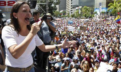 La diputada Mar&iacute;a Corina Machado se dirige a los asistentes a una protesta contra Nicol&aacute;s Maduro el pasado 16 de febrero.