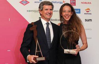 Francisco Riberas y Carlota Pi reciben el premio a los mejores directivos de la AED.