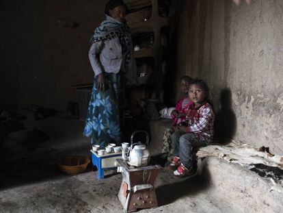 Niños esperan a ser examinados de sus vacunas en el pueblo de Germama, Etiopía.