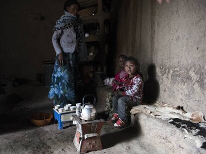 Niños esperan a ser examinados de sus vacunas en el pueblo de Germama, Etiopía.