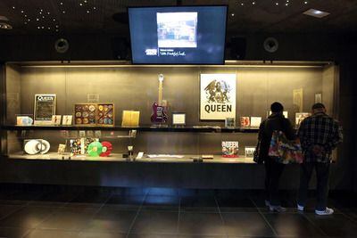 La sala de exposiciones temporales del Museu del Rock de Barcelona que se inaugura hoy tiene como primer homenajeado a Queen.