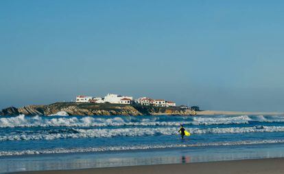 Un surfista en una playa de Peniche (Portugal).