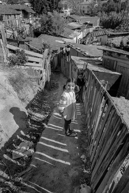 A girl, in the middle of the Curraleira shantytown, in Lisbon, now missing and which once housed 560 families.