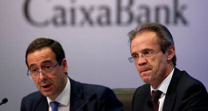 El presidente de CaixaBank, Jordi Gual (derecha), y el consejero delegado, Gonzalo Gort&aacute;zar.
