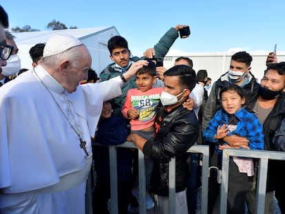 El papa Francisco, en el campo de refugiados de Mavrovouni, en la isla griega de Lesbos, este domingo.