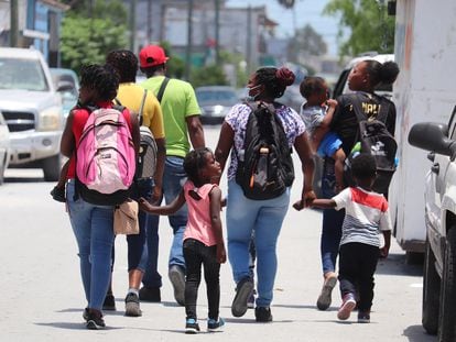 Un grupo de inmigrantes haitianos camina por una calle de la ciudad fronteriza de Matamoros (México), el pasado 13 de mayo.
