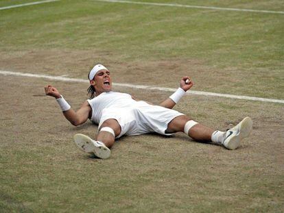 Rafa Nadal celebra su victoria en Wimbledon 2008 despu&eacute;s de vencer a Roger Federer en la final. 