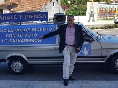Gerardo Barciela, del partido Ciudadanos de Galicia (nada que ver con Rivera), pide el voto recorriendo Vigo con un coche fúnebre. 