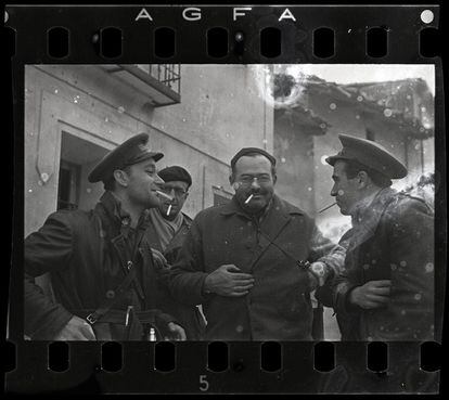 Ernest Hemingway (c) y Herbert Matthews (2i), enviados especiales a la guerra civil española, junto a dos soldados republicanos, Teruel. Diciembre de 1937.