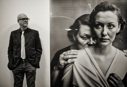 El fotógrafo alemán Boris Eldagsen, junto a su obra creada con inteligencia artificial 'Pseudomnesia: The Electrician', que fue premiada en abril y a cuyo galardón renunció el autor porque la creó como denuncia.